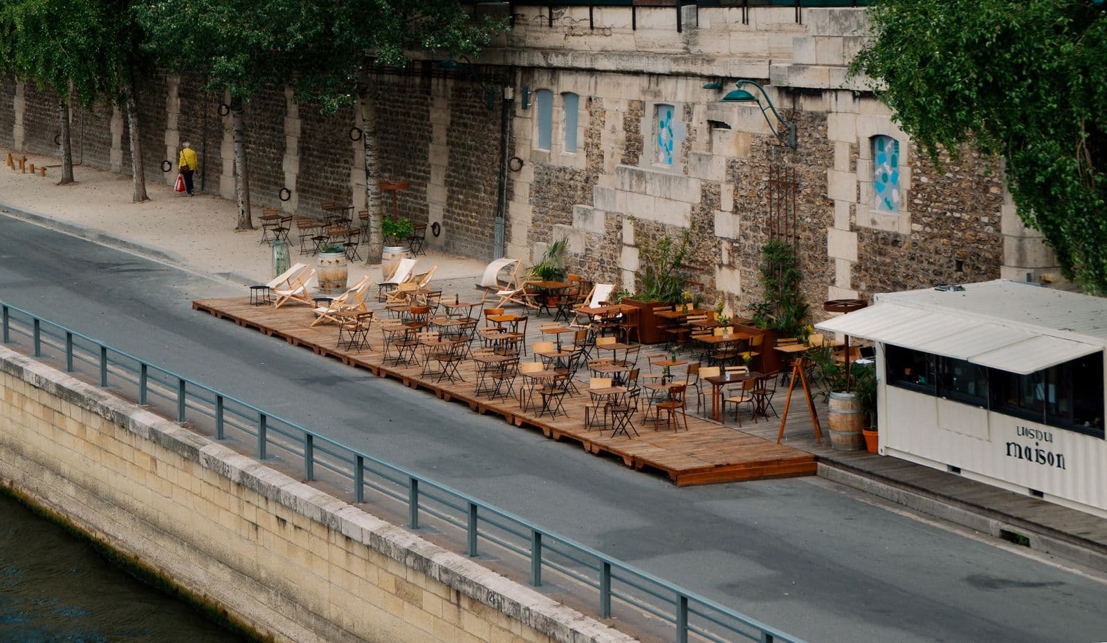 Terrasse de brasserie parisienne