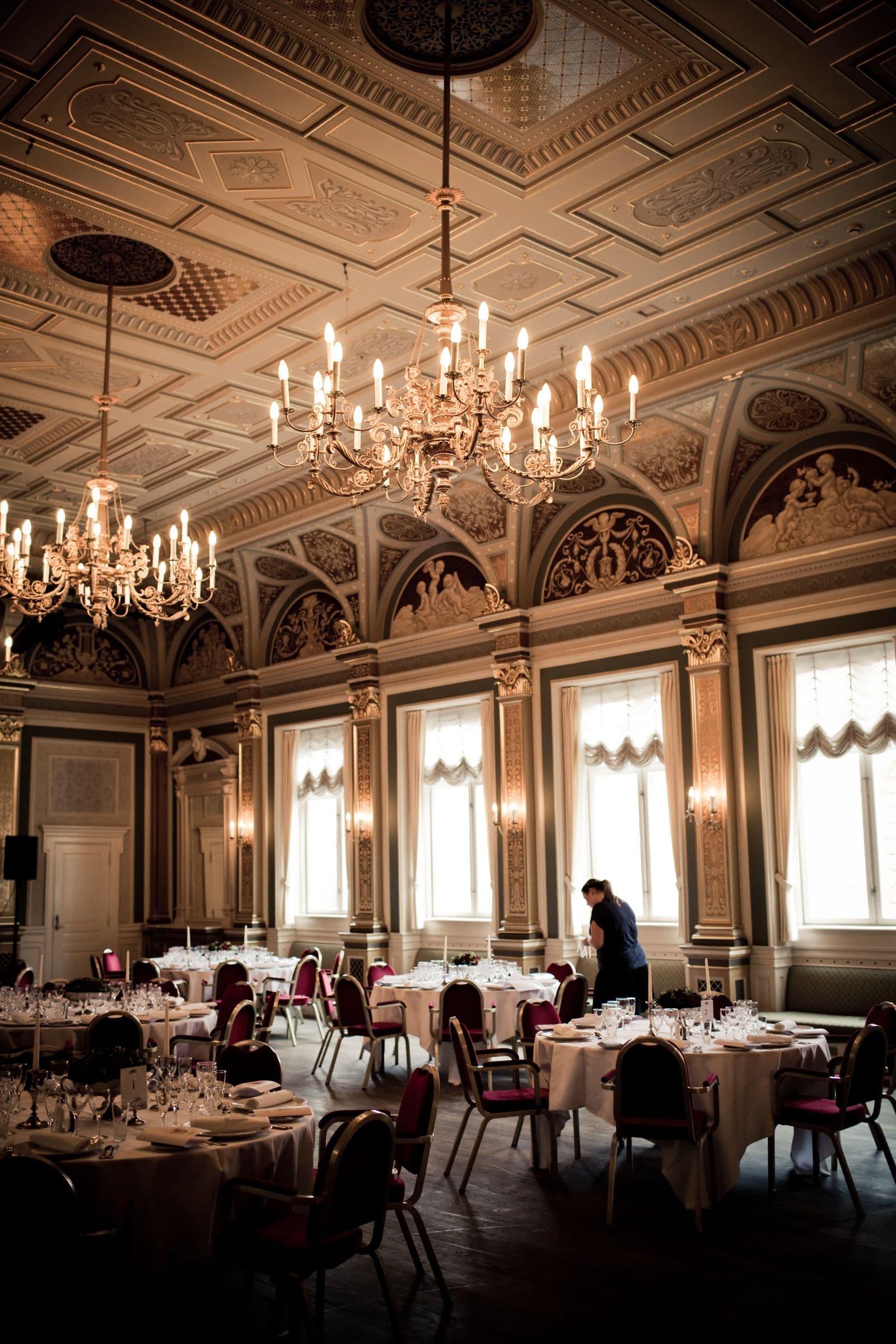 Salle de restaurant élégante dressée pour un service